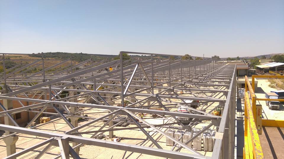 Панорама на покривната конструкция при напреднал монтаж